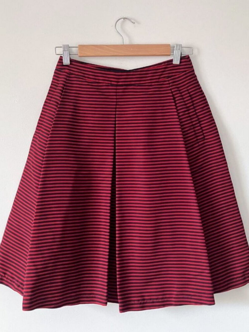 Prada Pleated Stripe Knee Length Skirt Red Dark Navy Size IT 38/ US 2